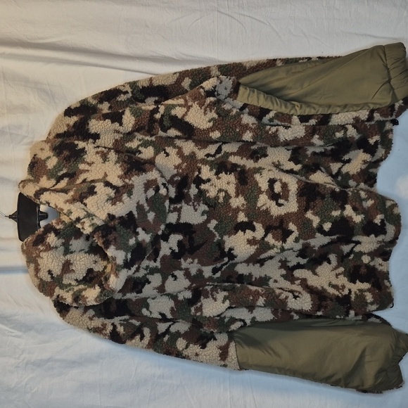 NWT Forever 21 Faux Shearling Camo Print Jacket Sz M Lightweight but substantial - Picture 6 of 15